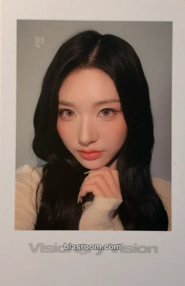 Photocard K-pop de Xinyu tripleS Performante