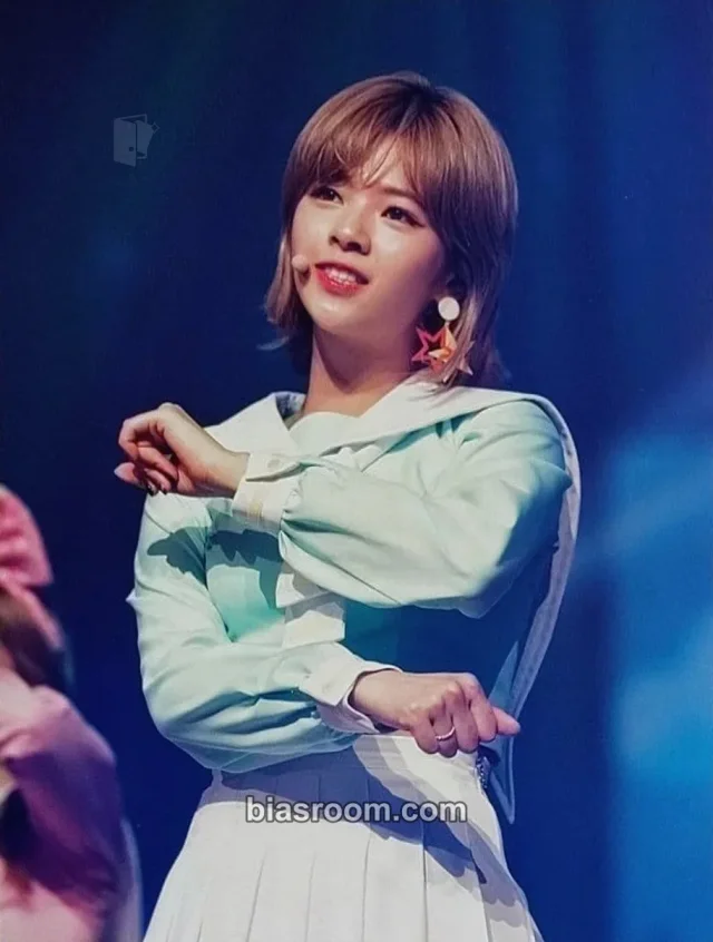 Photocard K-pop di Jeongyeon TWICE Twiceland: The Opening [Encore] DVD & Blu-ray