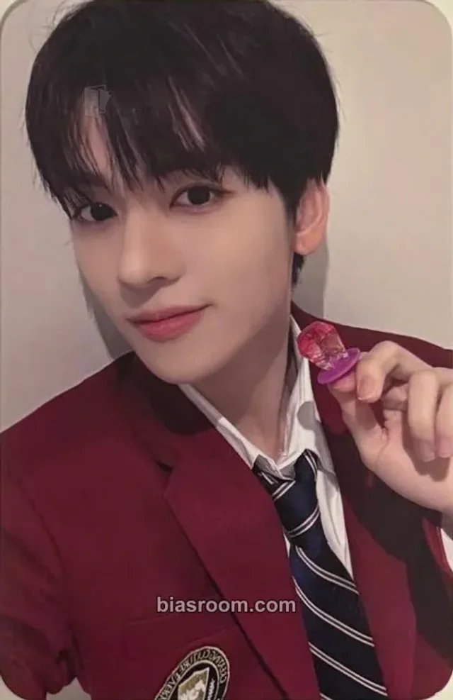 Yorch POW Valentine K-pop photocard