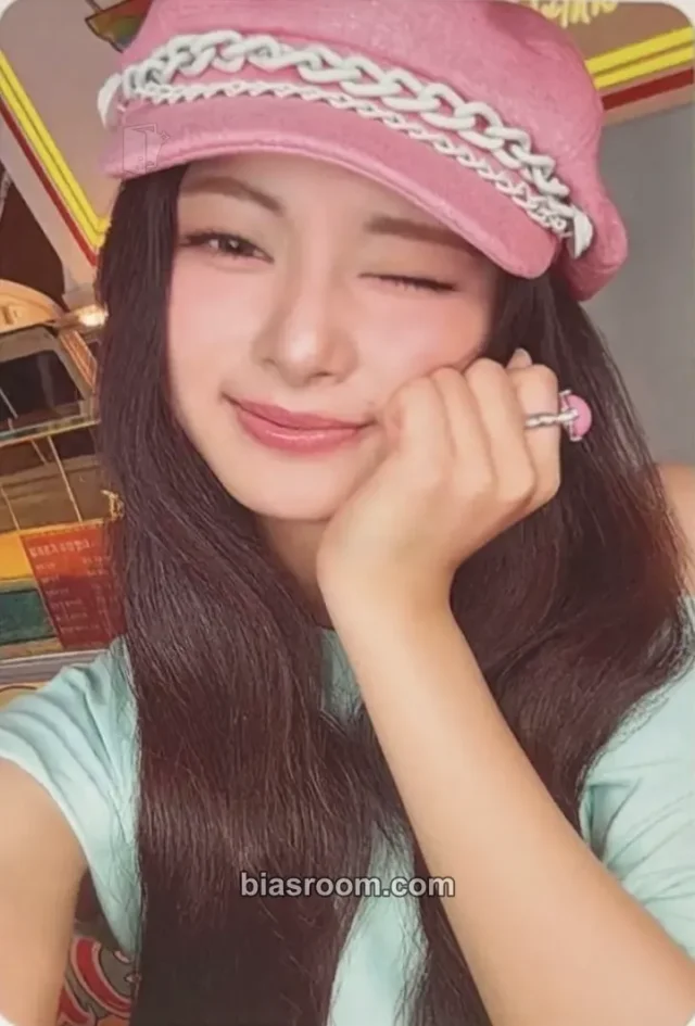Photocard K-pop di Tzuyu TWICE ONCE UPON A THRI11 2026 TWICE Fan Party