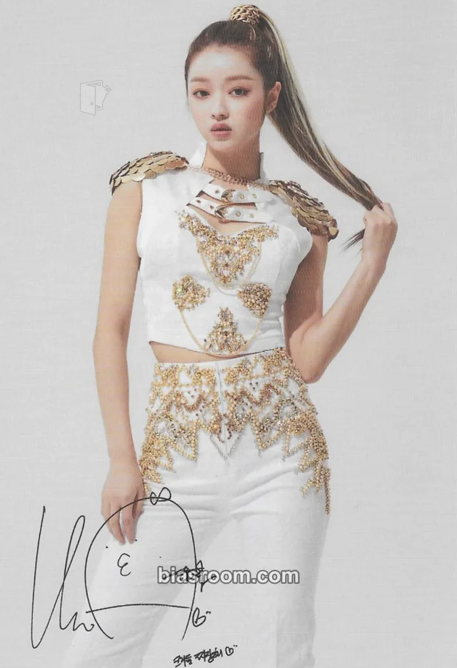 YooA OH MY GIRL 2022 Season's Greetings: [CROWNED] QUEEN K-pop photocard