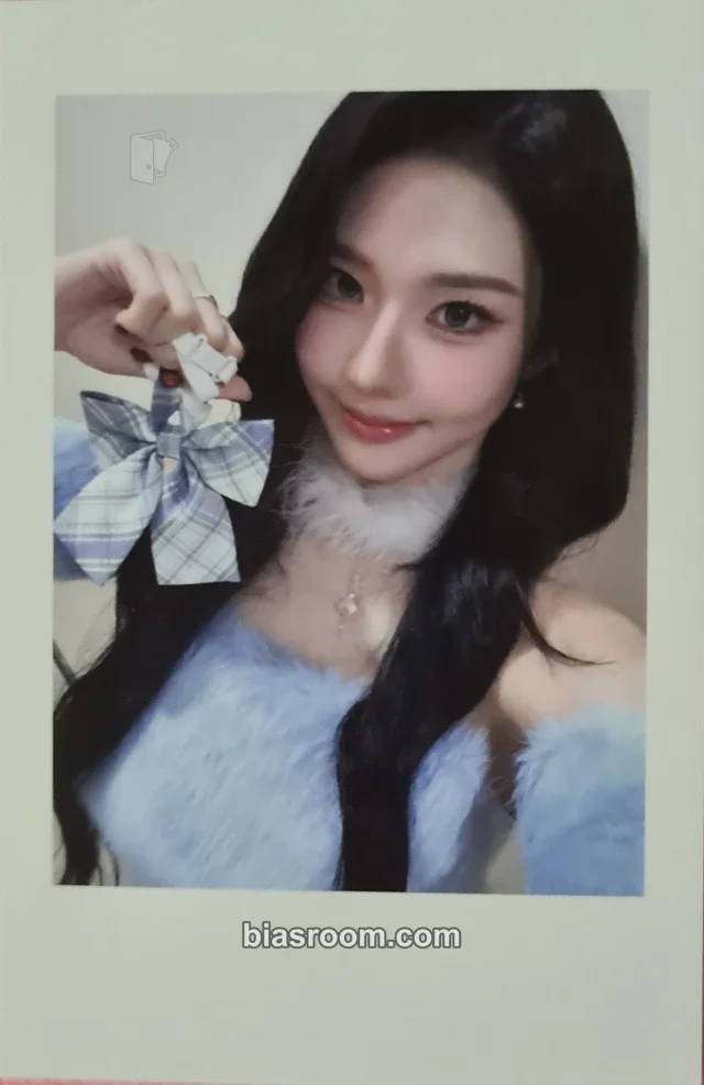 Photocard K-pop di Xinyu tripleS Beyond Beauty