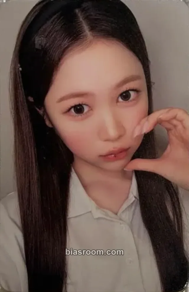 Photocard K-pop de Ye-on Hearts2Hearts ICONIC HEART