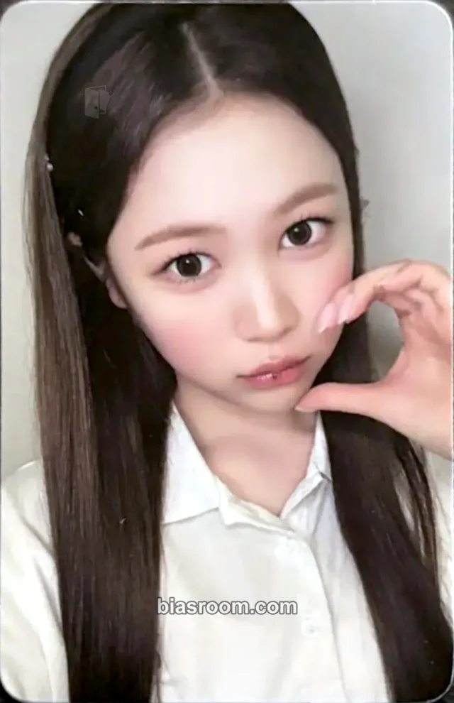 Ye-on Hearts2Hearts ICONIC HEART K-pop photocard