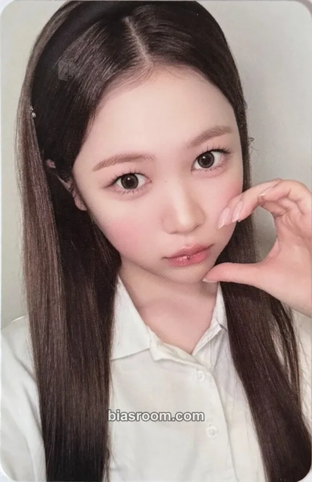 Ye-on Hearts2Hearts ICONIC HEART K-pop photocard