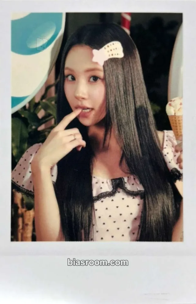 Photocard K-pop di Chaeyoung TWICE TWICE The Thrill (11th Anniversary Pop-Up)
