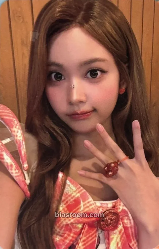 Carmen Hearts2Hearts ICONIC HEART K-pop photocard