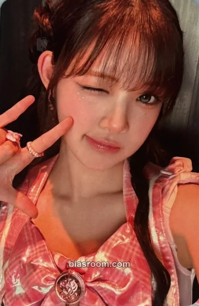 Yuha Hearts2Hearts ICONIC HEART K-pop photocard