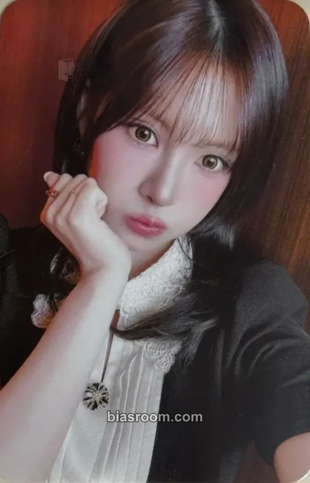 Liv RESCENE lip bomb K-pop photocard