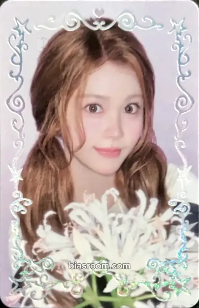 Carmen Hearts2Hearts ICONIC HEART K-pop photocard