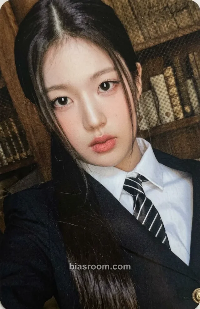 Yoon Jiyoon izna Dear. naya, From. izna K-pop photocard