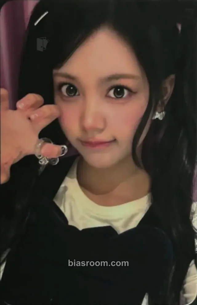 Carmen Hearts2Hearts ICONIC HEART K-pop photocard