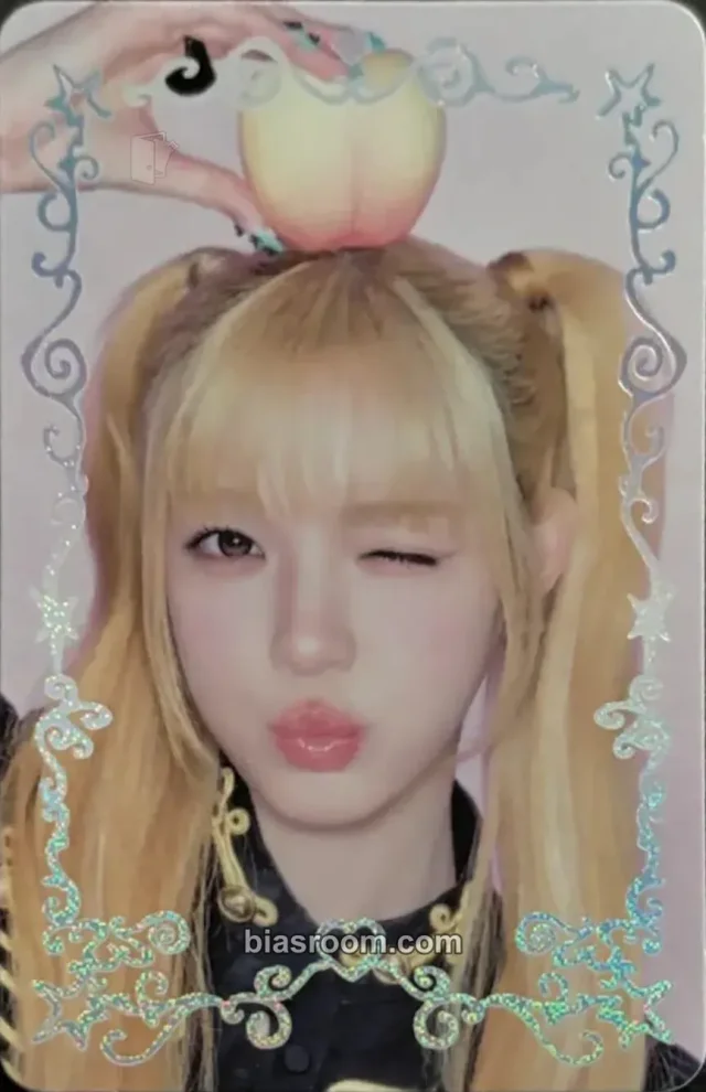 Photocard K-pop di Yuha Hearts2Hearts ICONIC HEART