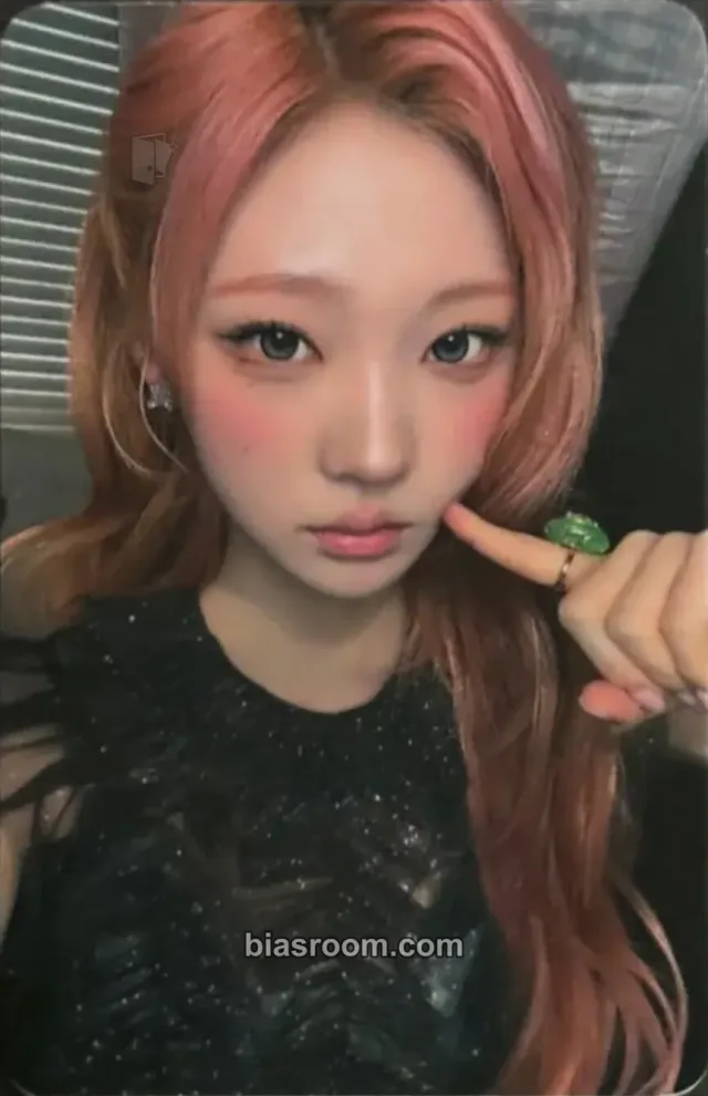 Stella Hearts2Hearts ICONIC HEART K-pop photocard