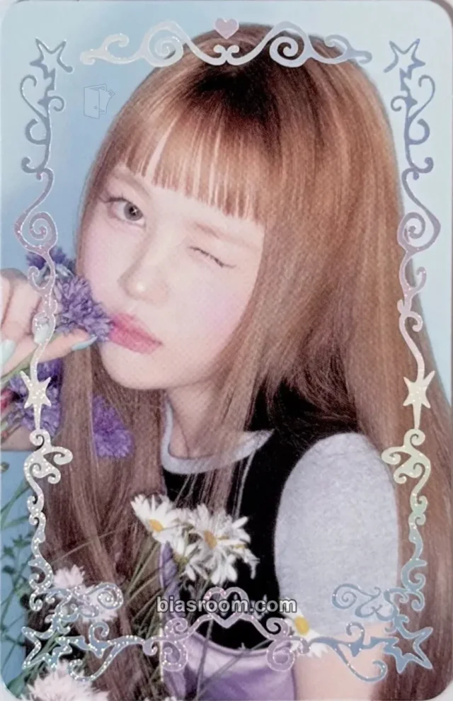 Ye-on Hearts2Hearts ICONIC HEART K-pop photocard