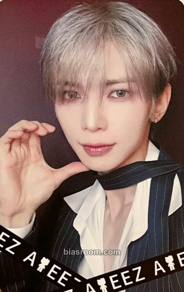 Photocard K-pop di Yeosang ATEEZ HELLO KITTY Black Series × ATEEZ