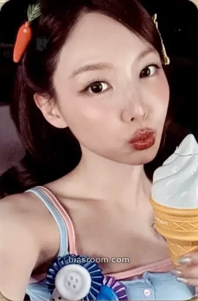 Photocard K-pop di Nayeon TWICE TWICE The Thrill (11th Anniversary Pop-Up)