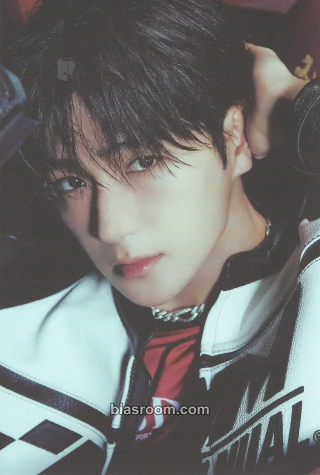 Photocard K-pop di Hyunjae THE BOYZ 2025 SEASON'S GREETINGS [THE FAST]