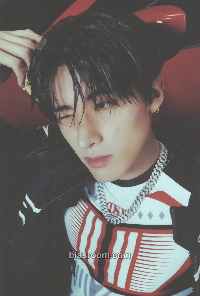 Photocard K-pop di Eric THE BOYZ 2025 SEASON'S GREETINGS [THE FAST]