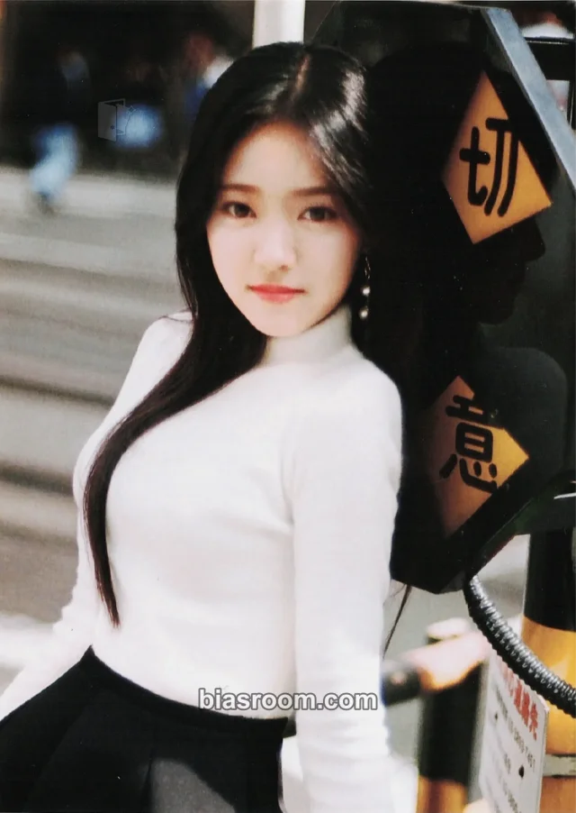 Photocard K-pop di HyunJin LOONA FamilyMart