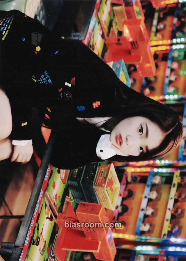 YeoJin LOONA FamilyMart K-pop photocard
