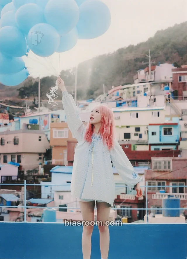 ViVi LOONA FamilyMart K-pop photocard