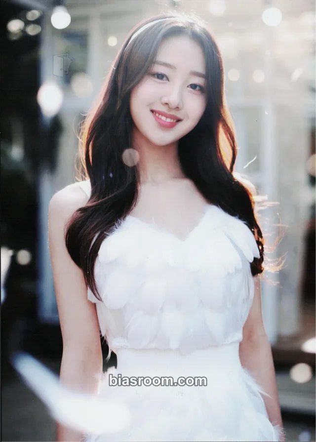 Yves LOONA FamilyMart K-pop photocard
