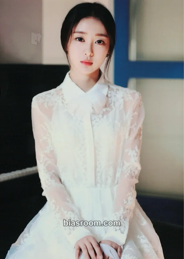 Yves LOONA FamilyMart K-pop photocard