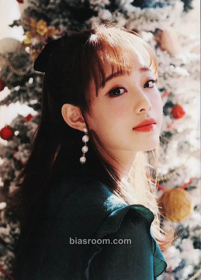 Chuu LOONA FamilyMart K-pop photocard