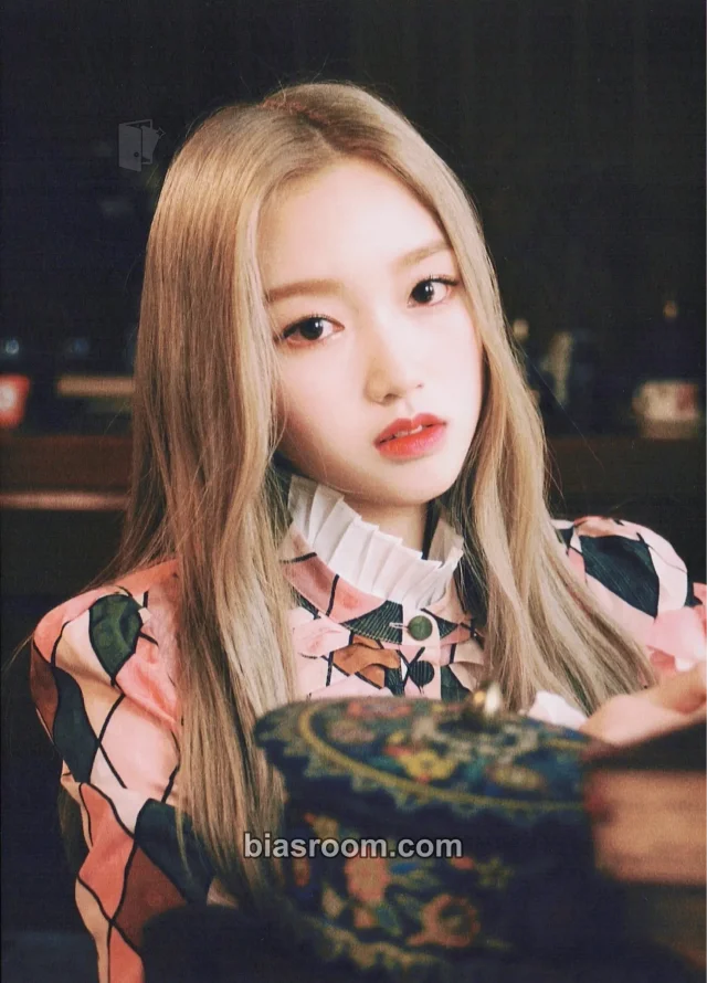 Go Won LOONA FamilyMart K-pop photocard