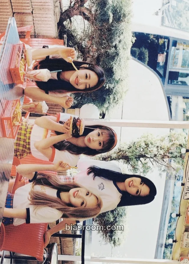 LOONA FamilyMart K-pop photocard