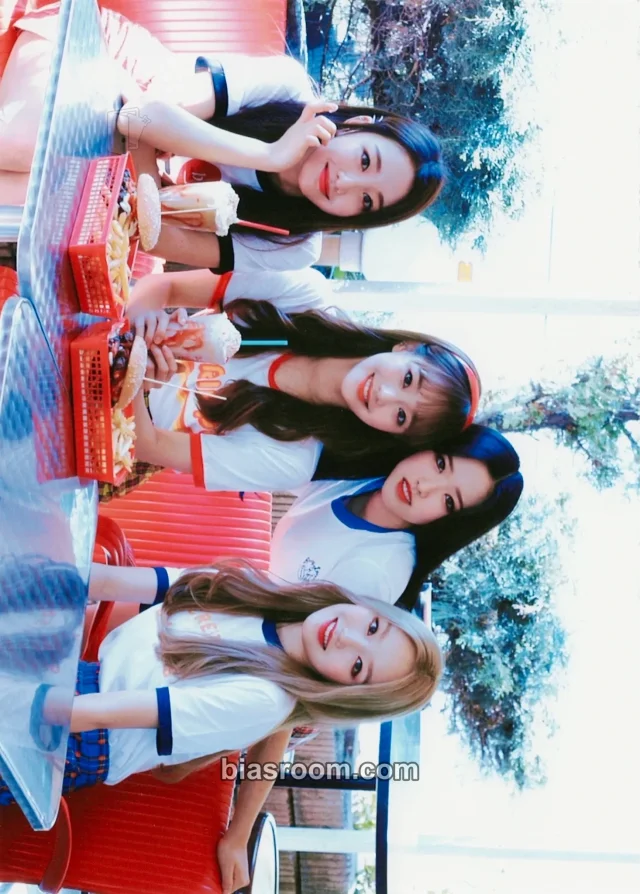 LOONA FamilyMart K-pop photocard