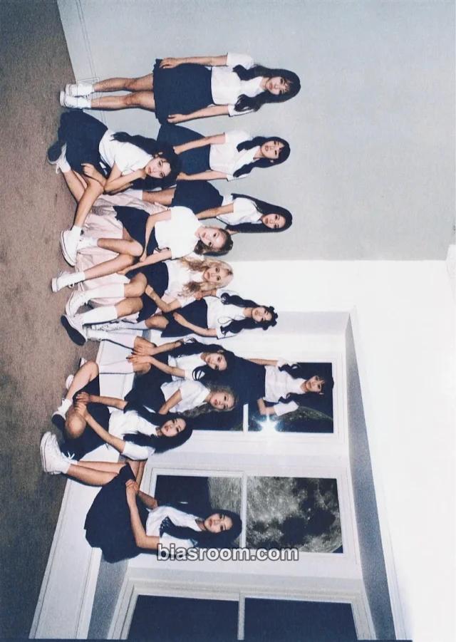 LOONA FamilyMart K-pop photocard