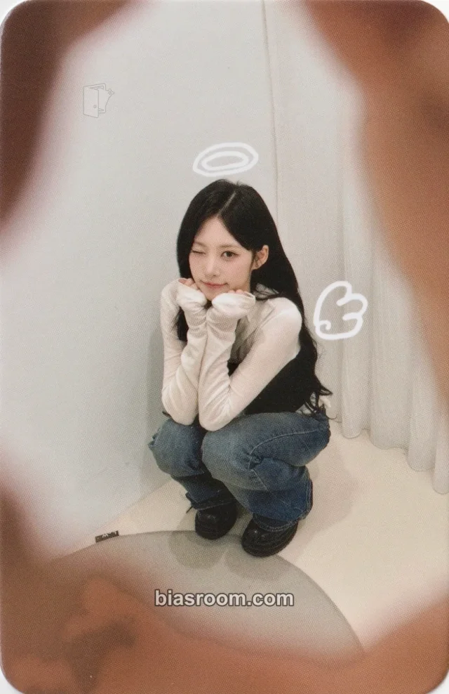 Liv RESCENE Runaway K-pop photocard