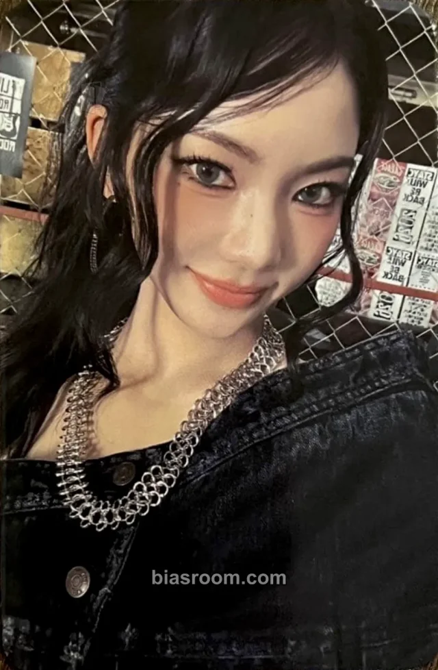 Isa STAYC 2026 SEASON'S GREETINGS [NOW TUNING...111.2MHz] K-pop photocard