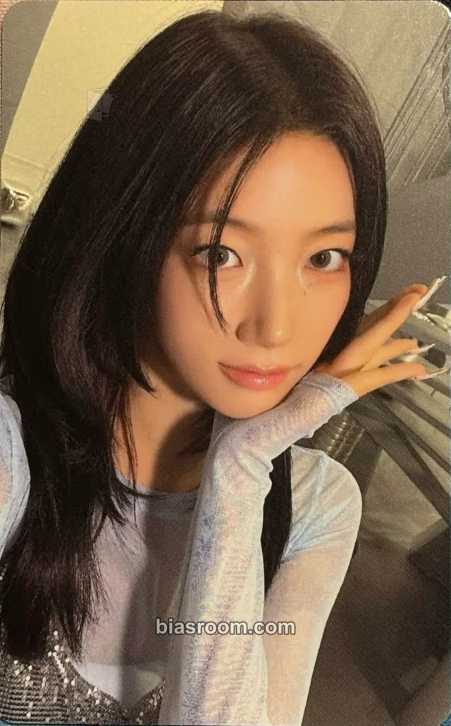Photocard K-pop de Kazuha LE SSERAFIM Made My Night