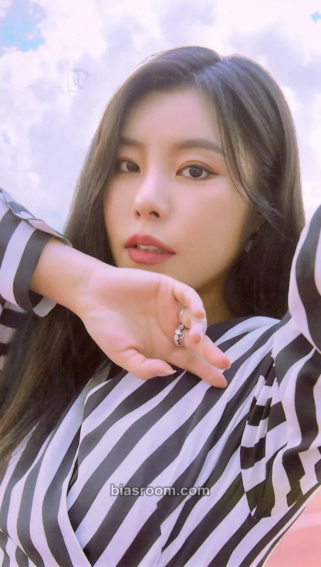 Wheein MAMAMOO 2021 Online Concert [WAW] K-pop photocard
