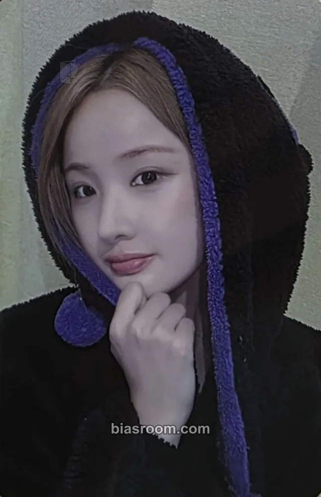Belle KISS OF LIFE SWEAT K-pop photocard