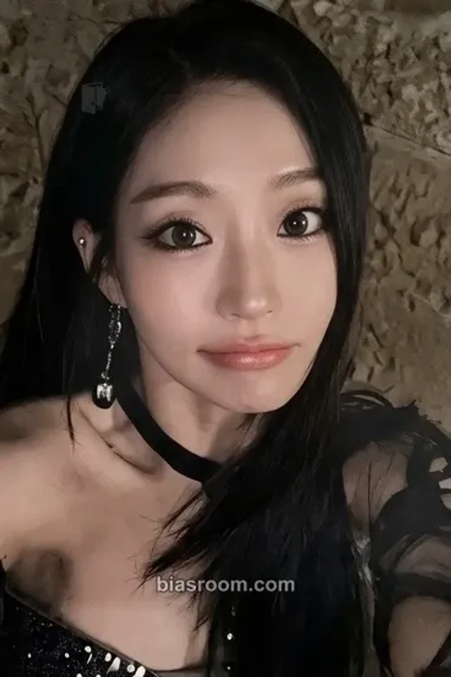 Julie KISS OF LIFE SWEAT K-pop photocard