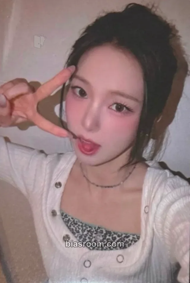 Yujin Kep1er 2026 Season's Greetings: Between Friends & Forever K-pop photocard