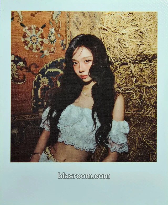 Photocard K-pop di Winter aespa 2026 Season's Greetings