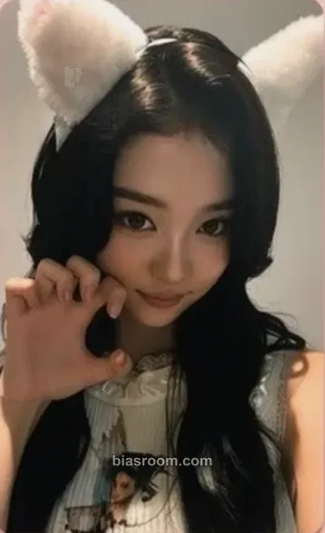 Ella MEOVV BITE NOW K-pop Photocard