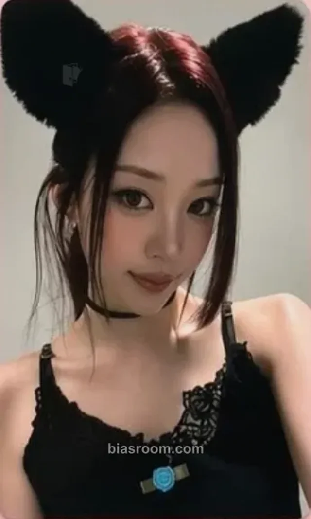 Narin MEOVV BITE NOW K-pop Photocard