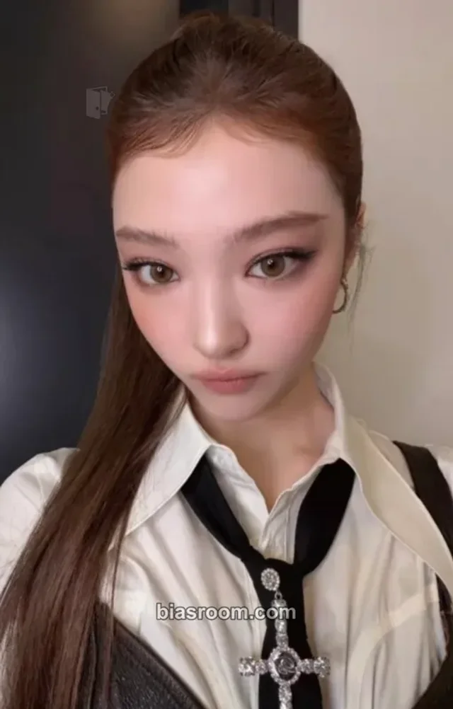 Photocard K-pop Ella MEOVV BITE NOW