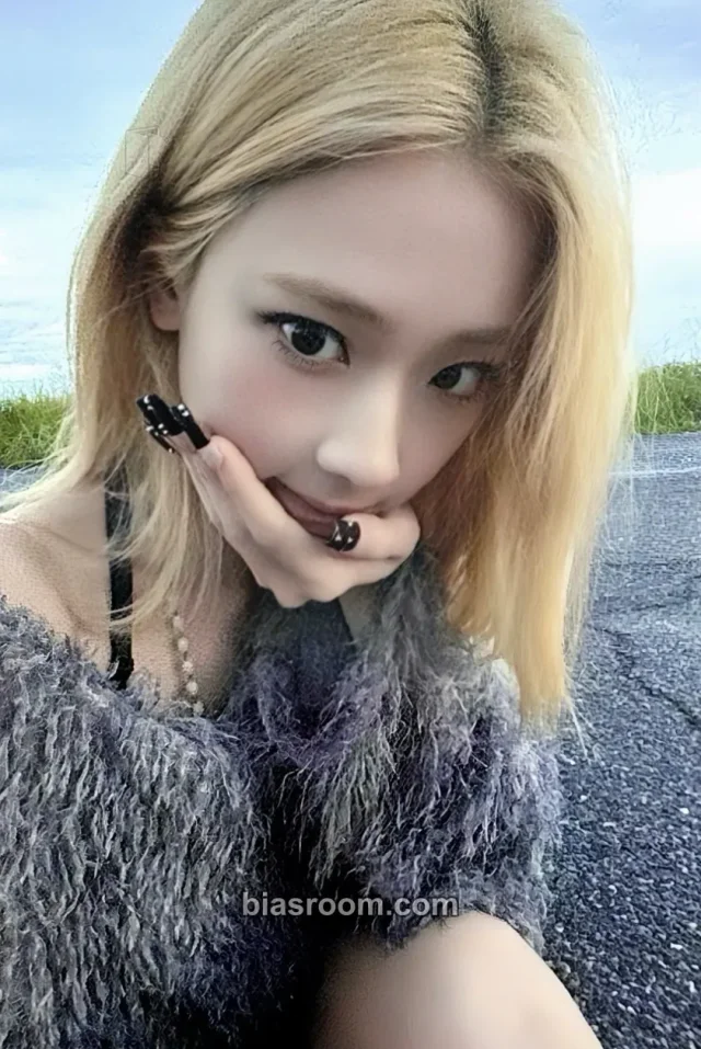 Photocard K-pop Ruka BABYMONSTER DESERVE