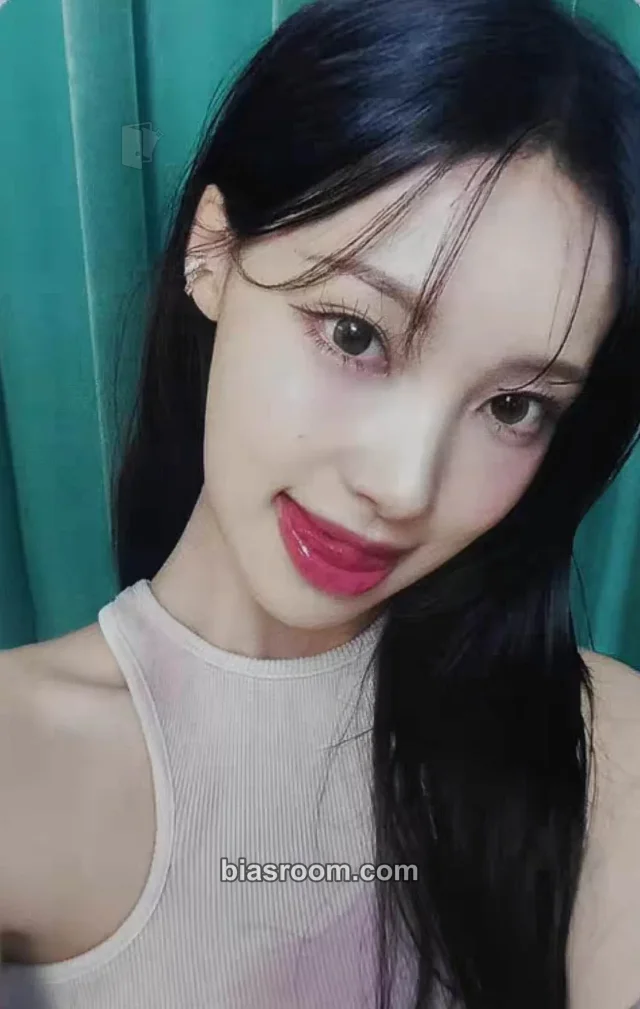 Woni RESCENE Glow Up K-pop photocard