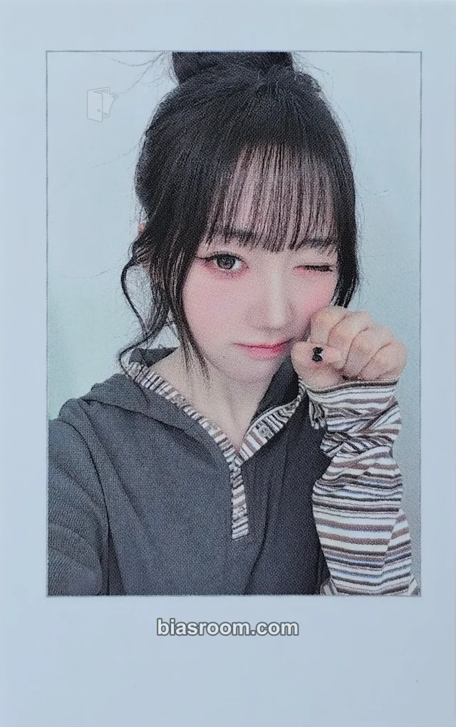 Photocard K-pop di Shion tripleS Beyond Beauty