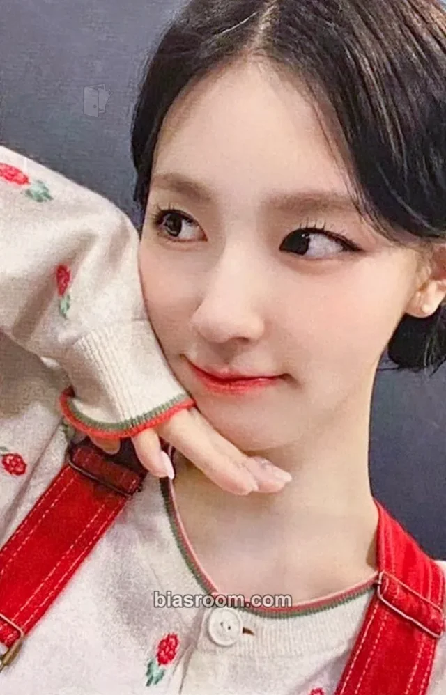 Miyeon i-dle 2023 M Countdown K-pop photocard