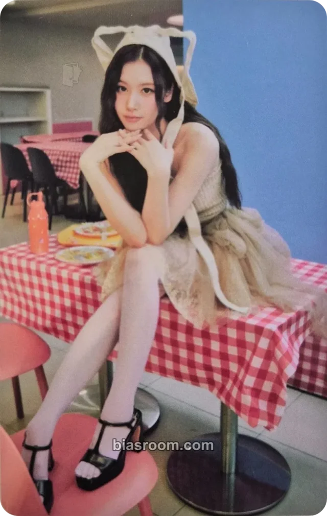 Photocard K-pop di Sana TWICE TWICE The Thri11 (11th Anniversary Pop-Up)