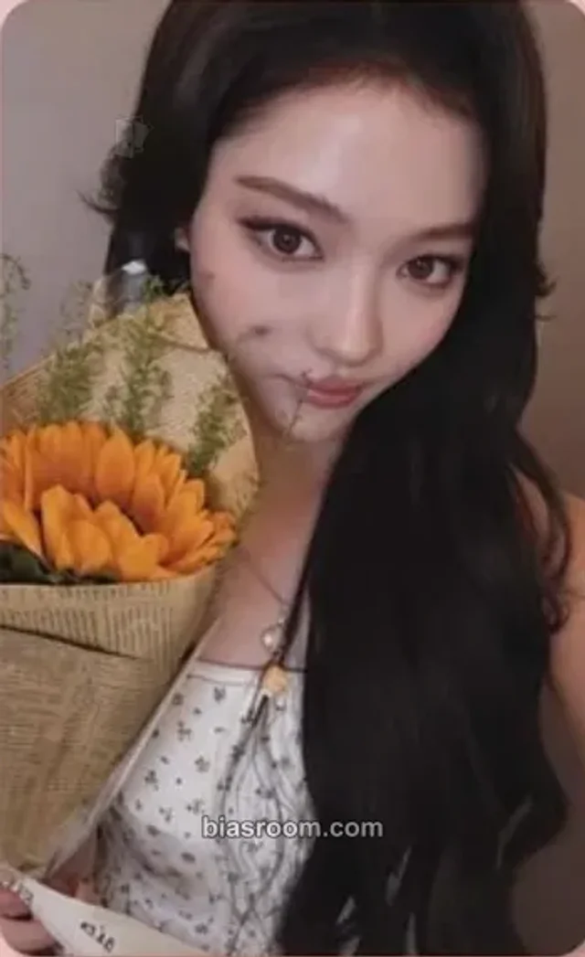 Ella MEOVV BITE NOW K-pop photocard